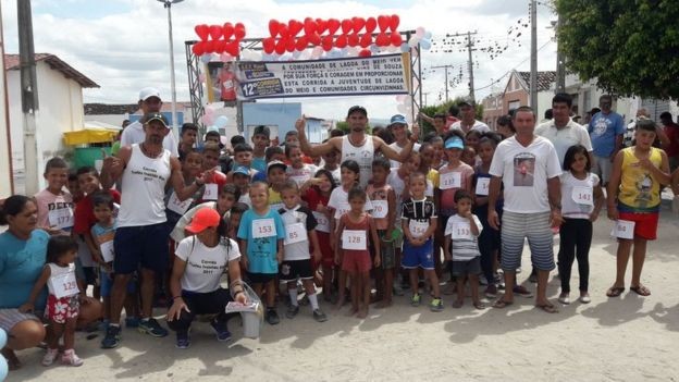 Ivanildo (ao centro) com as crianças participantes das corridas; 'prometi à molecada que ia fazer isso por toda a minha vida' (Foto: Arquivo pessoal/via BBC News Brasil)