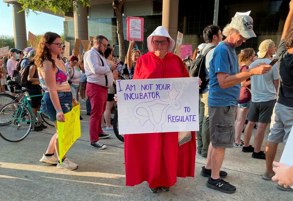 Mulher protesta contra derrubada do direito ao aborto legal. Roupa faz referência à série The Handmaid's Tale, onde o estupro de mulheres é permitido por lei. — Foto: Sabrina Valle/Reuters