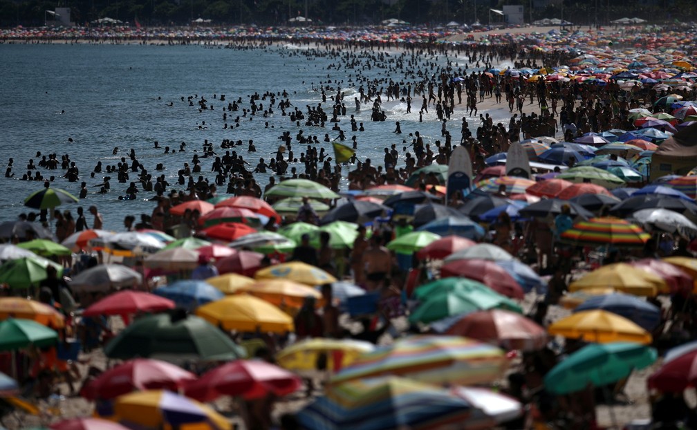 Pessoas lotam a praia de Ipanema, no Rio de Janeiro, neste domingo (15), apesar da recomendação de evitar aglomerações por causa da epidemia do novo coronavírus — Foto: Ricardo Moraes/Reuters