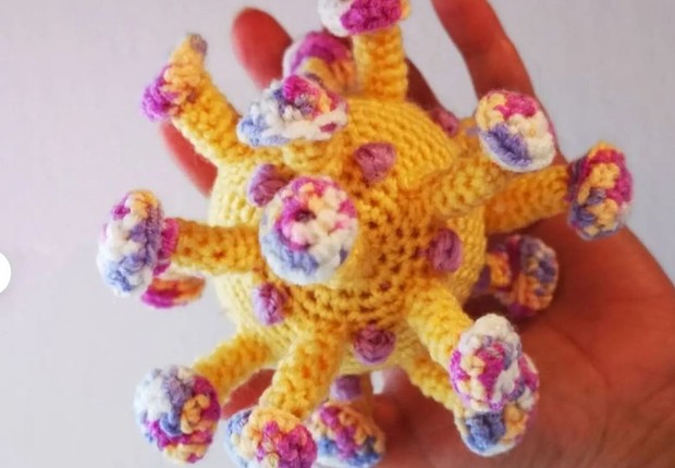 Coronavírus de crochê (Foto: Reprodução/Etsy)