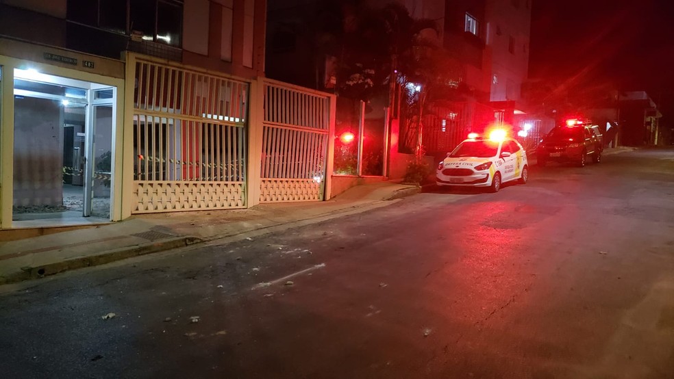 Uma das entradas da garagem foi isolada para evitar riscos de acidentes. — Foto: Redes Sociais/Reprodução
