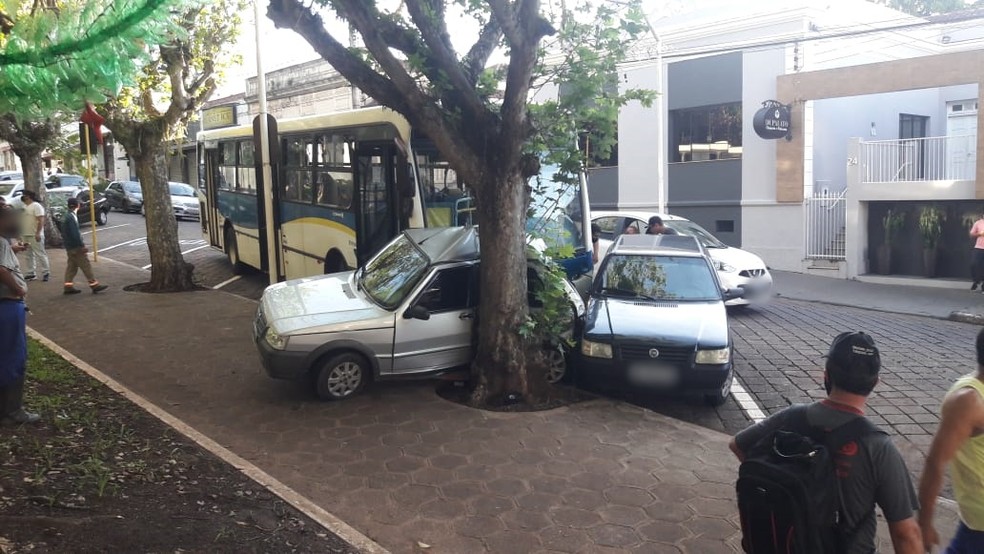 Ônibus prensa carro no Centro de Piraju — Foto: Diego dos Reis/Expresso Piraju