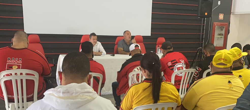 Braz e Spindel recebem organizadas do Flamengo na Gávea — Foto: Reprodução Twitter