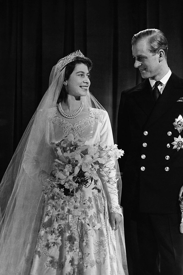 Princess Elizabeth, later Queen Elizabeth II with her husband Phillip, Duke of Edinburgh, on their wedding day, 20th November 1947. (Photo by © Hulton-Deutsch Collection/CORBIS/Corbis via Getty Images) (Foto: Corbis via Getty Images)