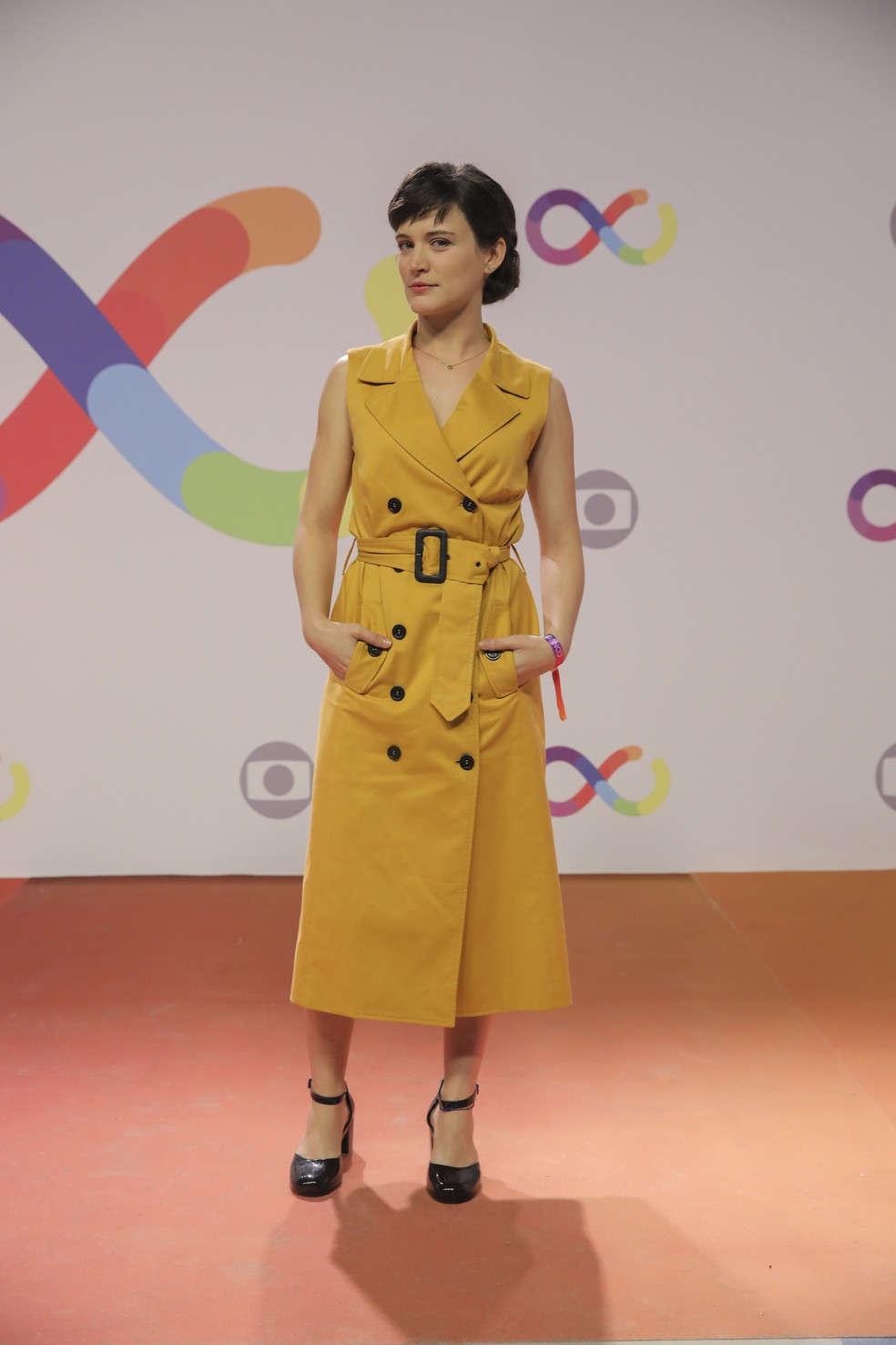 Bianca Bin usou um vestido midi amarelo para o evento â€” Foto: Paulo Belote/Globo