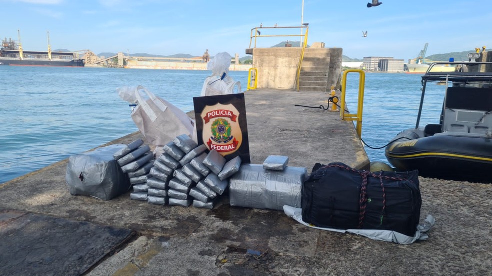 Polícia Federal apreendeu os 191 kg de cocaína que escondidos no casco de um navio no Porto de Santos e instaurou um inquérito para investigar o caso — Foto: Divulgação/Polícia Federal