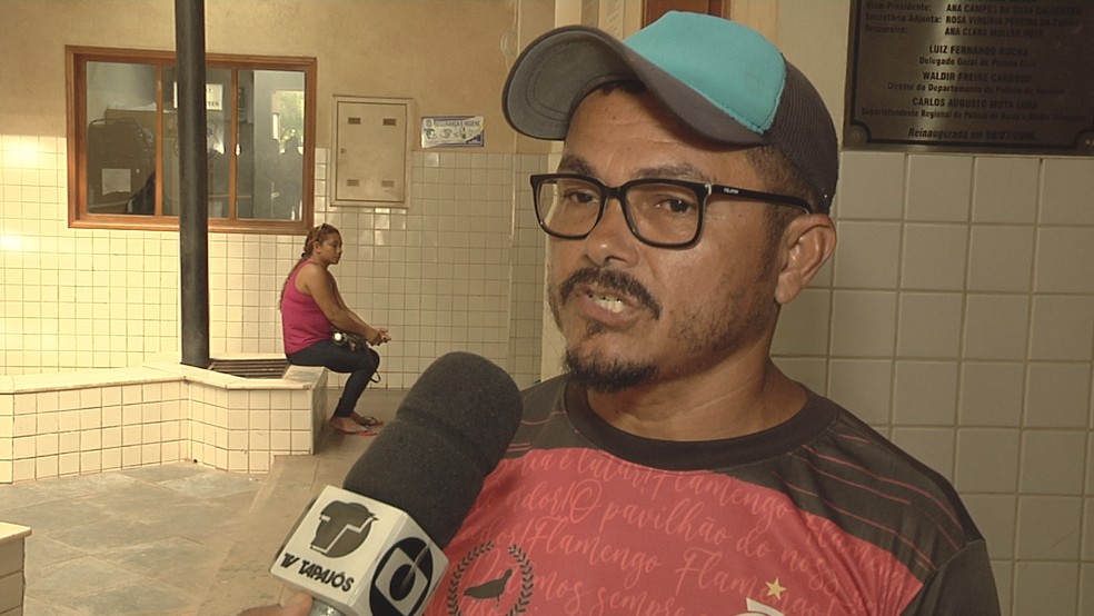 Francisco das Chagas foi conduzido à delegacia após ser flagrado com 33 pássaros silvestres curió — Foto: Eder Rabelo/TV Tapajós 