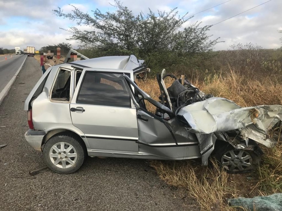 Carro após acidente em Arcoverde — Foto: Polícia Rodoviária Federal/Divulgação