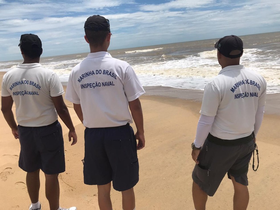 Uma equipe da Marinha está no local neste sábado (23) em São João da Barra, no RJ  — Foto: Cléber Rodrigues/Inter TV