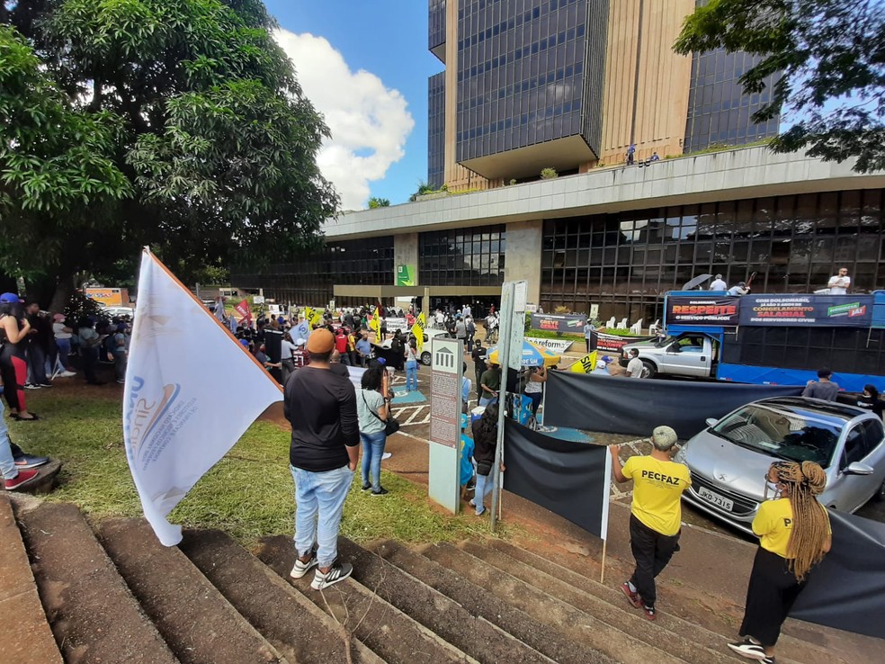 Servidores federais fazem manifestação em frente ao Banco Central em Brasília — Foto: Alexandro Martello/g1