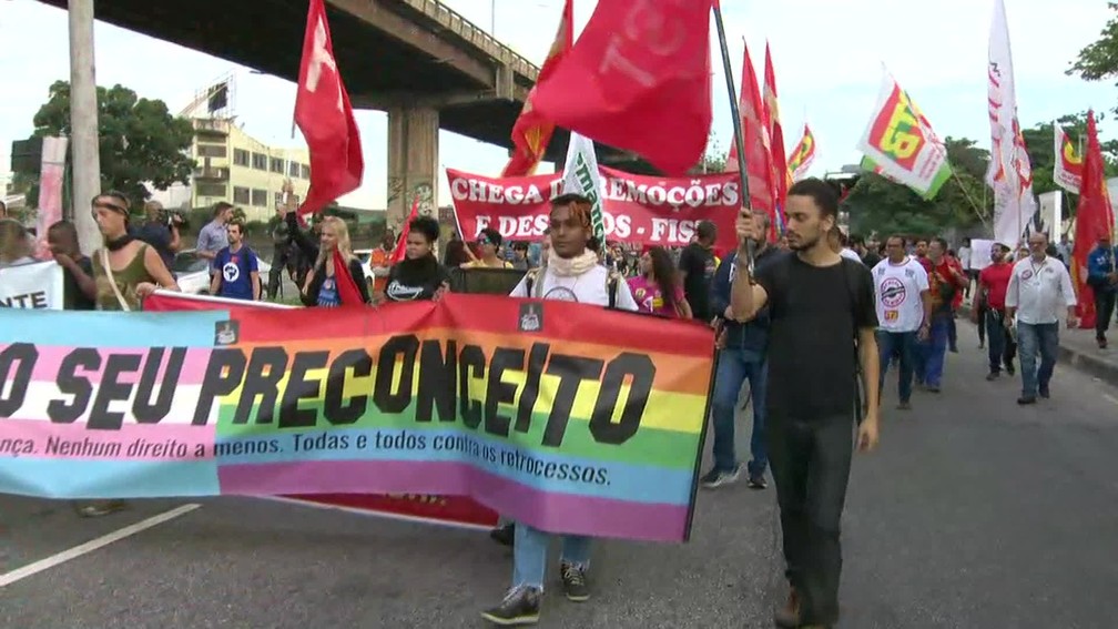 Rio de Janeiro, 7h30: manifestantes caminham do Into para a Rodoviária, minutos depois haveria tumulto — Foto: Reprodução/TV Globo