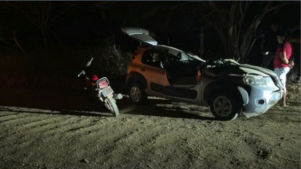 Carro capotou após subir barranco e bater em árvore, no interior do RN — Foto: Reprodução/Inter TV Cabugi