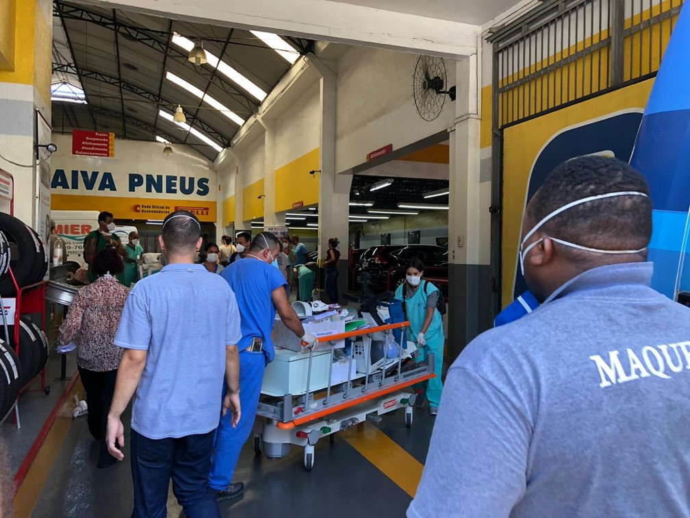 Hospital Federal de Bonsucesso foi evacuado durante incêndio e pacientes foram levados para borracharia vizinha — Foto: Henrique Coelho/G1