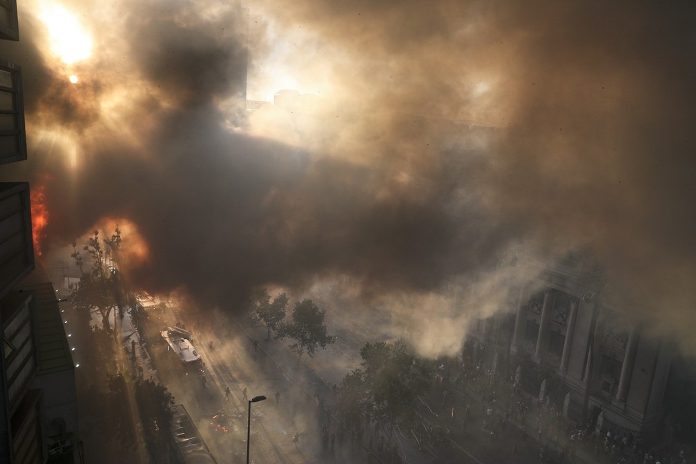 Fogo consome centro comercial em Santiago, no Chile. nesta segunda-feira (28) — Foto: Esteban Felix/AP Photo