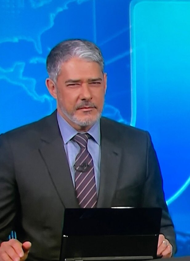 William Bonner apresenta Jornal Nacional de barba e bomba na web (Foto: TV Globo/Reprodução)