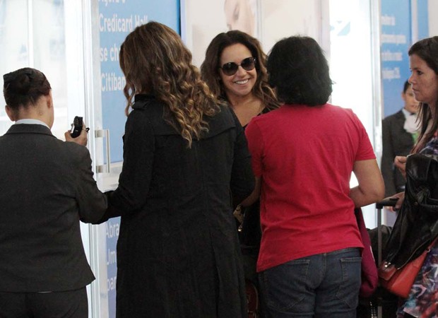Simpática, Daniela sorri ao ser reconhecida por admiradora em fila para sala de embarque (Foto: Orlando Oliveira/AgNews)