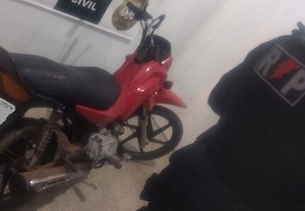 Motocicleta furtada foi recuperada em Ariquemes (RO) — Foto: 7º BPM/Reprodução