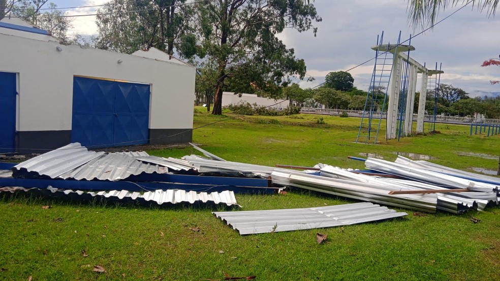 Telhado na EEAR foi derrubado pelo vento forte em Guaratinguetá — Foto: Reprodução/ Aqui você faz a Notícia