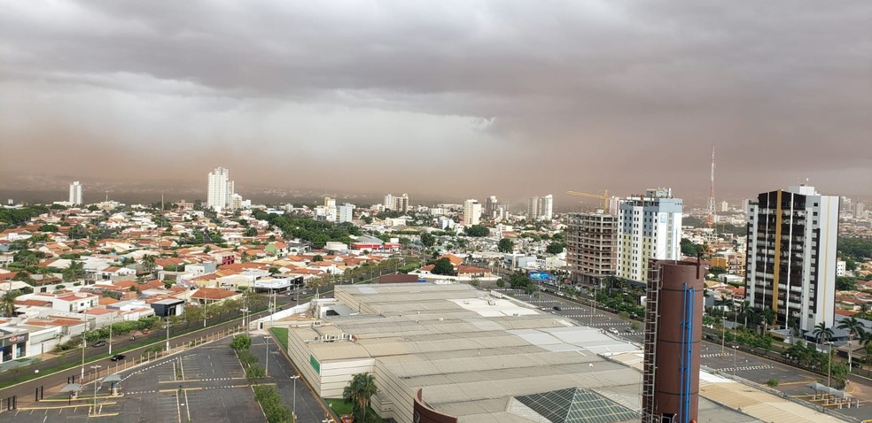 Tempestade de poeira atinge Rondonópolis (MT) antes de chuva cair na região — Foto: Tenente Coronel Cândido