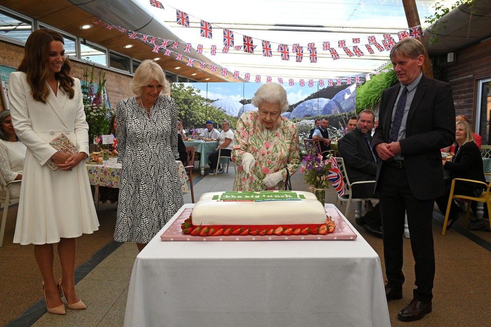 Rainha Elizabeth II corta bolo com uma espada durante evento do G7 na Cornualha, no Reino Unido, nesta sexta (11) — Foto: Oli Scarff/Pool via REUTERS