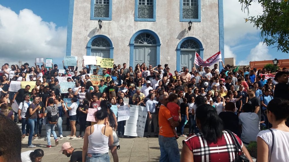 Concentração do ato público contra bloqueios em verbas da educação em Areia, PB — Foto: Leossávio César/Arquivo pessoal
