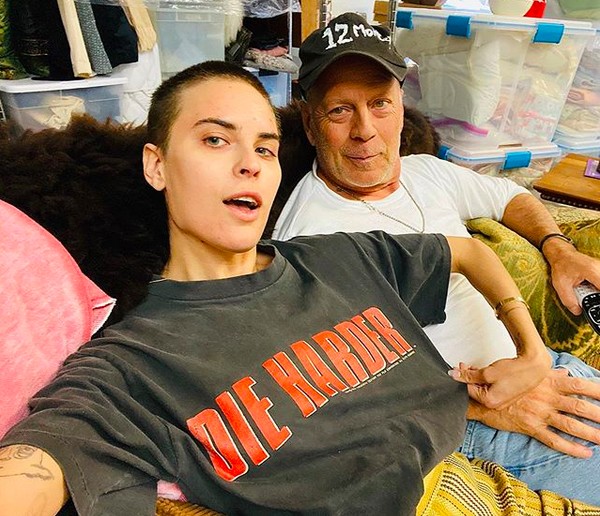 Bruce Willis com a filha Tallulah Willis em quarentena durante a pandemia do coronavírus na casa da ex, a atriz Demi Moore (Foto: Instagram)