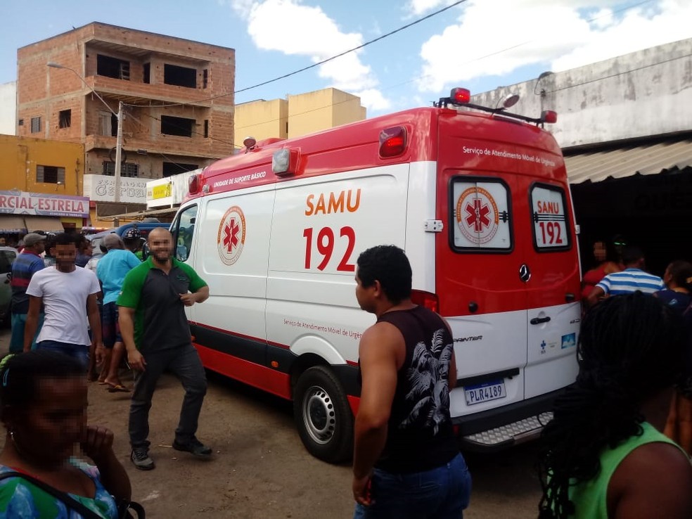 Conforme PM, crime ocorreu no centro de abastecimento da cidade. Vítima morreu no local.  — Foto: Blog Sigi Vilares 