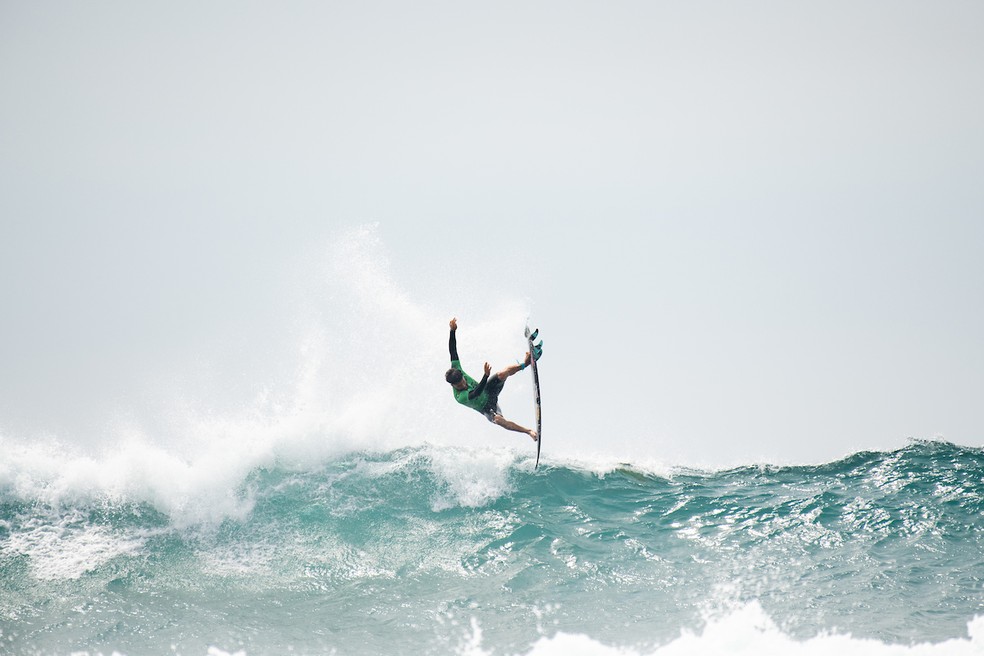 Ítalo dá aéreo em Trestles — Foto: Pat Nolan/World Surf League
