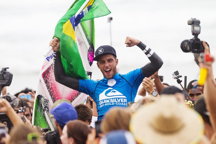 Filipe Toledo comemora o título da etapa de abertura do Circuito Mundial de surfe em Gold Coast na Austrália (Foto: WSL / Kirstin Scholtz)