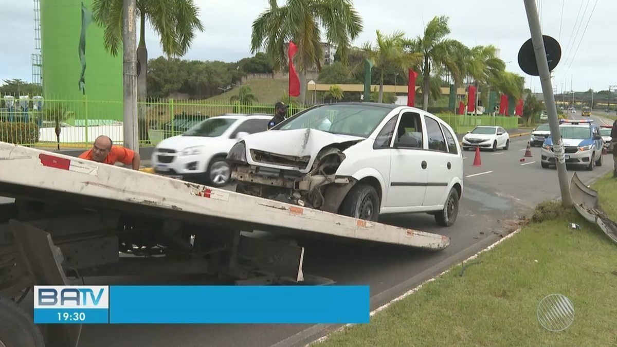 Com óleo Na Pista Carro Derrapa E Motorista Fica Ferido Após Bater Em