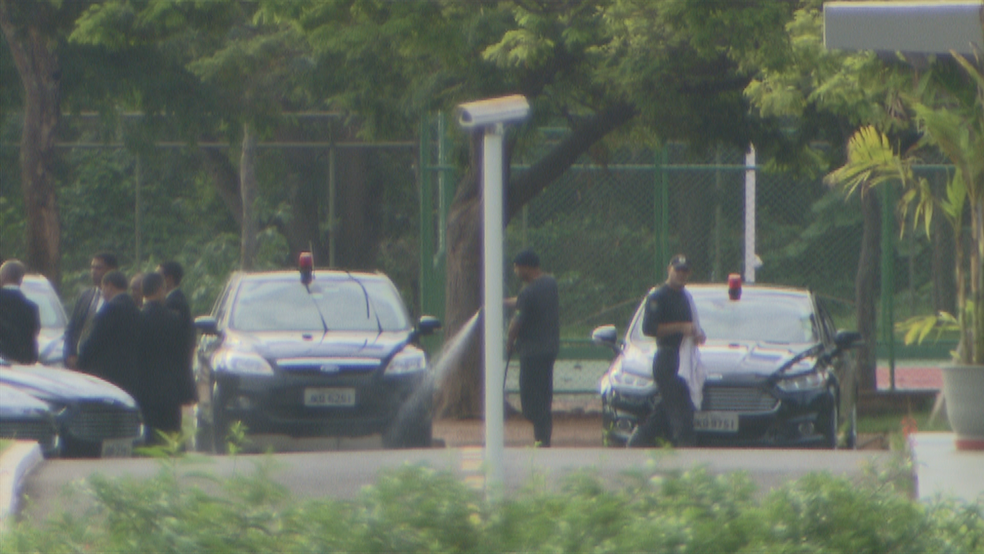 Funcionários irrigam carro oficial no Palácio do Jaburu (Foto: TV Globo/Reprodução)