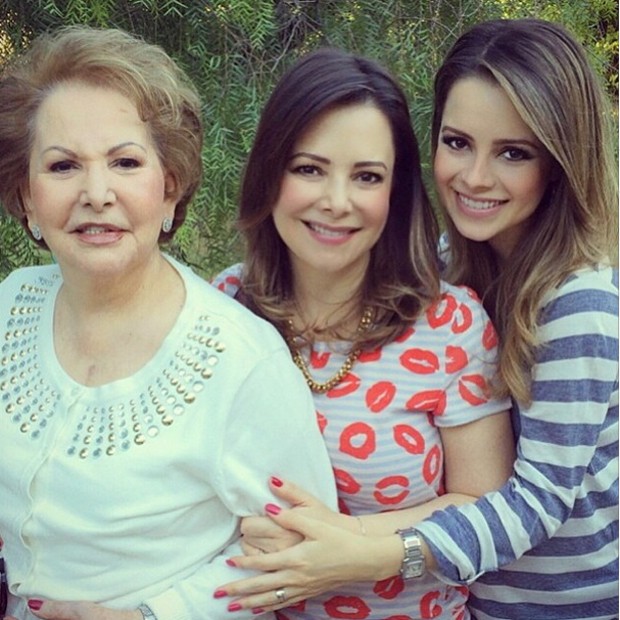 Grávida, Sandy posou com a mãe e a avó (Foto: Reprodução / Instagram)