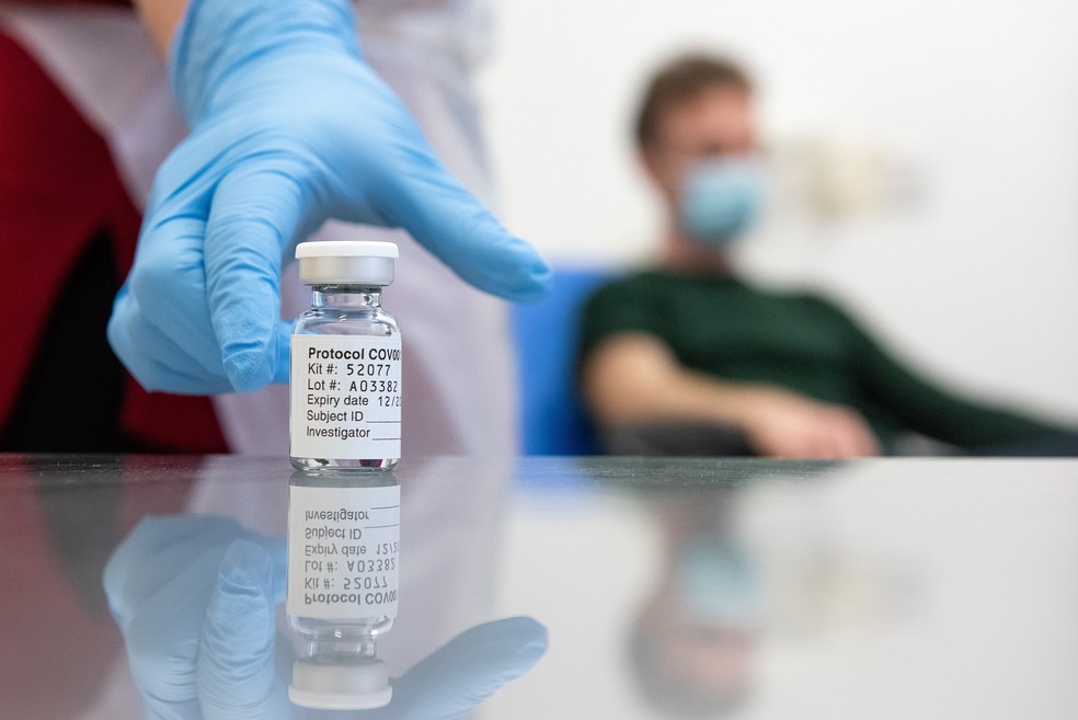 Foto sem data divulgada em 23 de novembro mostra frasco da vacina da Universidade de Oxford contra a Covid-19. — Foto: John Cairns/University of Oxford/AFP