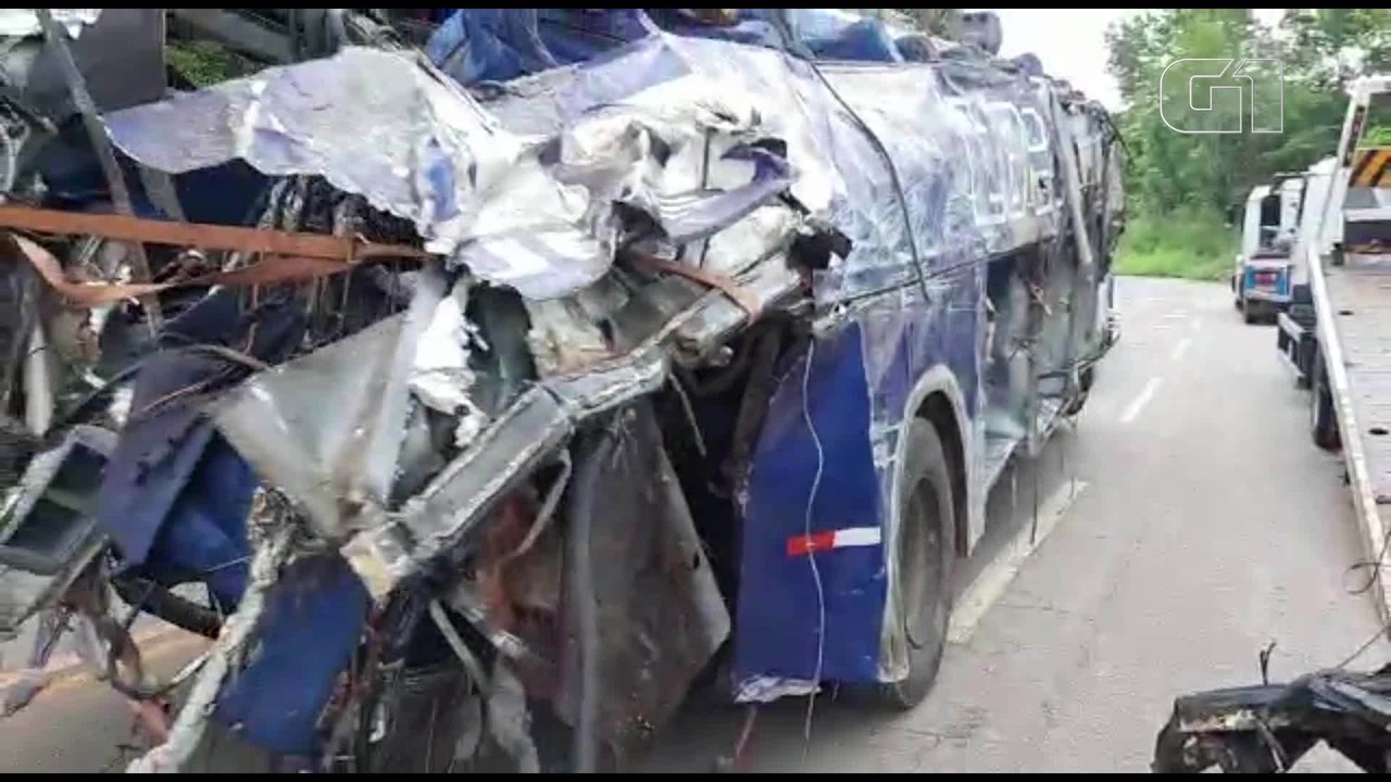 Destroços do ônibus que caiu em João Monlevade são retirados do local do acidente