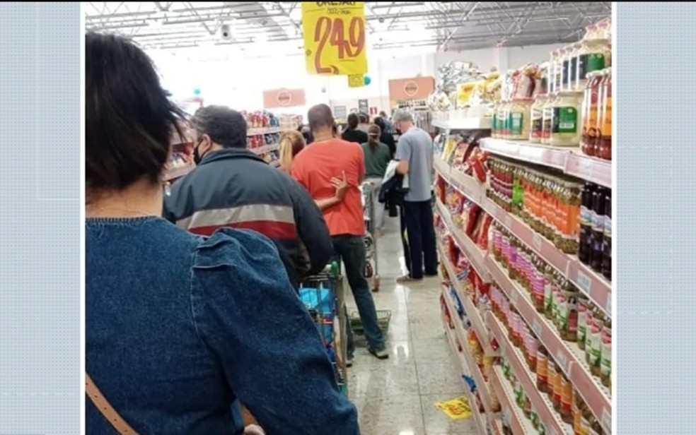 Moradores de Lavras fizeram filas em supermercados antes do decreto entrar em vigor — Foto: Reprodução/EPTV