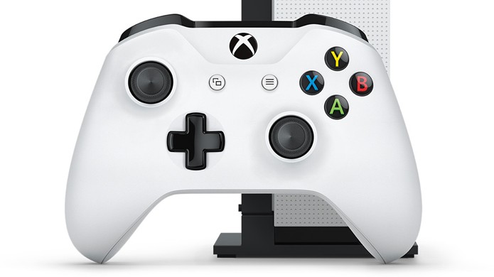 Novo joystick do Xbox One S apresentado na E3 2016 utiliza Bluetooth e tem um design levemente diferente (Foto: Reprodução/Microsoft)