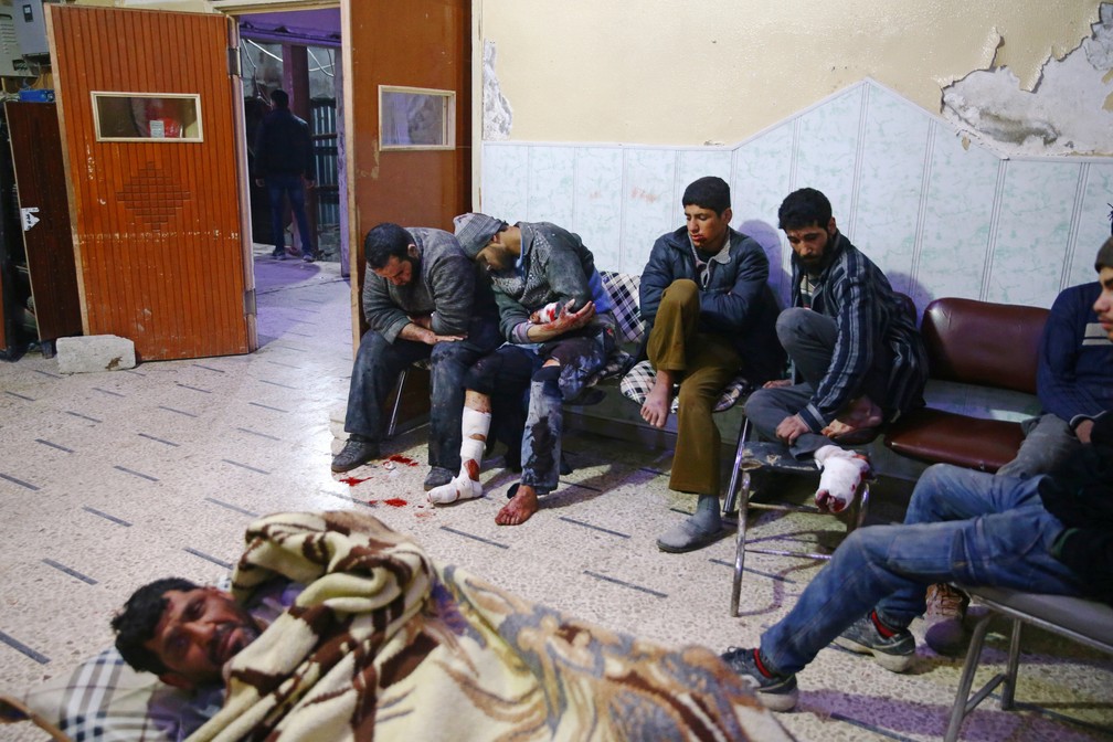 Moradores de Guta Oriental, na Síria, esperam atendimento médico após bombardeio do dia 20 de fevereiro de 2018  (Foto: Bassam Khabieh/Reuters)