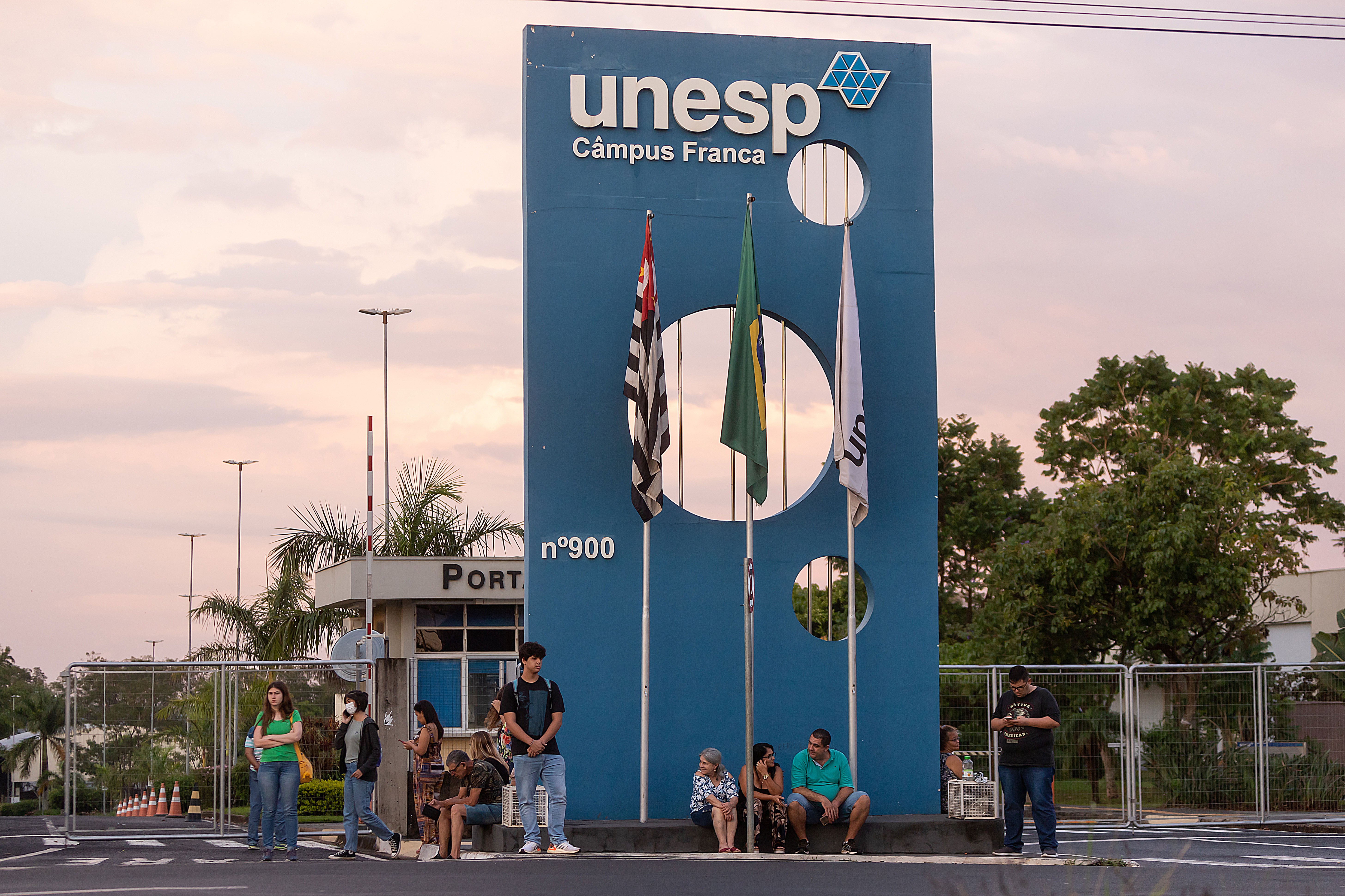 Unesp determina volta do uso obrigatório de máscara em ambientes fechados