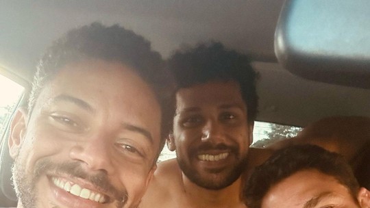 Cauã Reymond faz viagem de carro com Paulo Lessa e Amaury Lorenzo