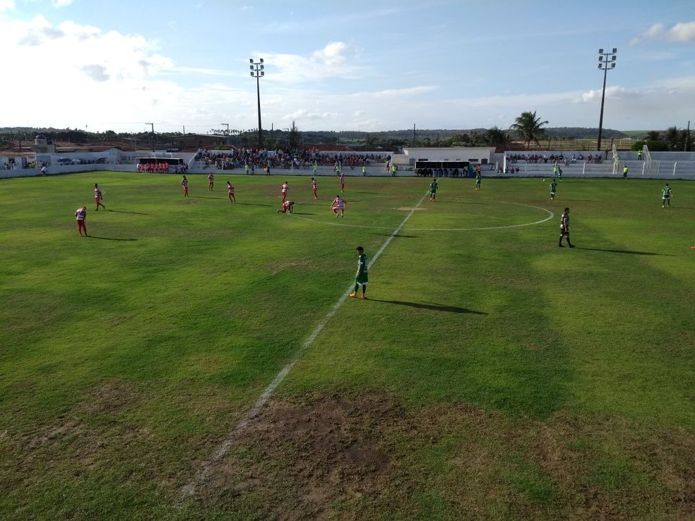 Situação do gramado foi criticada pelos jogadores que passaram pelo Carneirão (Foto: Walter Júnior / TV Cabo Branco)