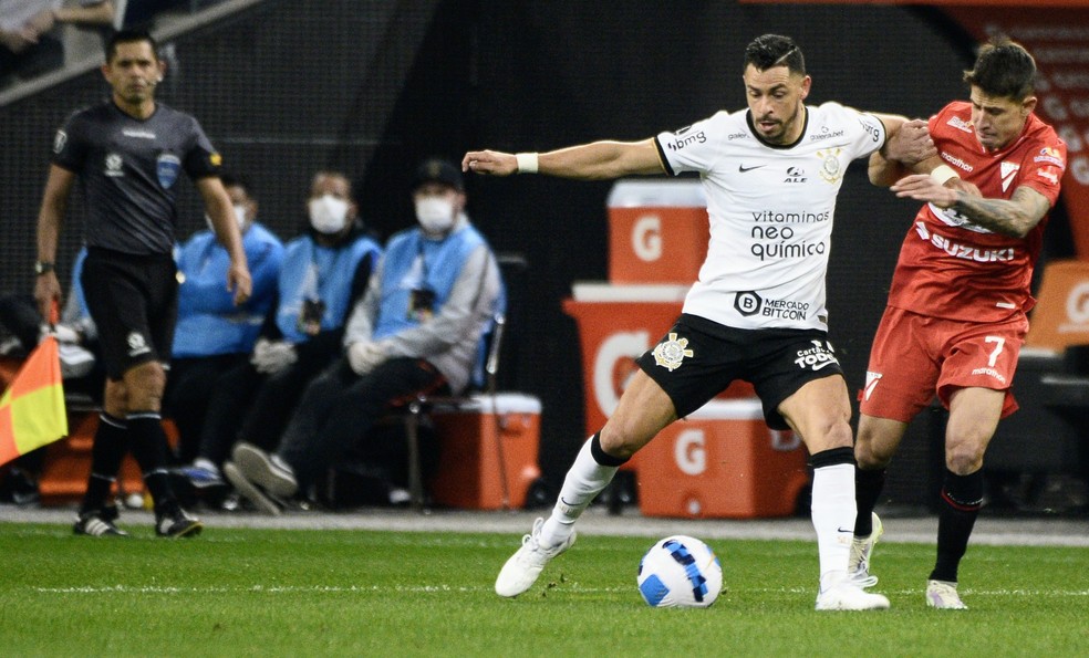 À procura de um novo patrocinador, Corinthians quer triplicar sua receita