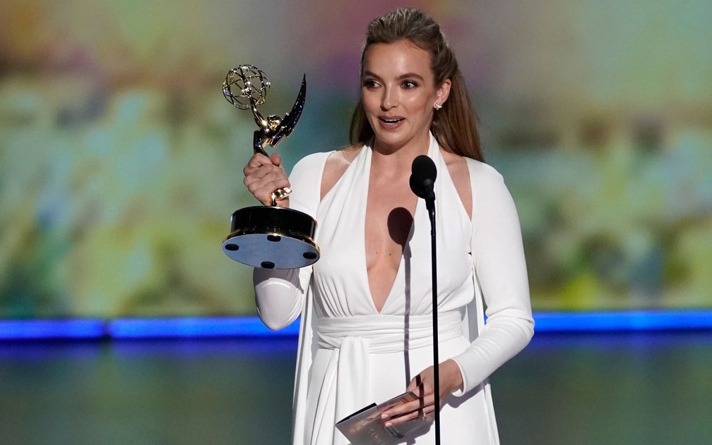 Jodie Comer, de ‘Killing Eve’, agradece o prêmio de melhor atriz em uma série de drama, no 71º Emmy no Microsoft Theatre, em Los Angeles, no domingo (22) — Foto: Reuters/Mike Blake