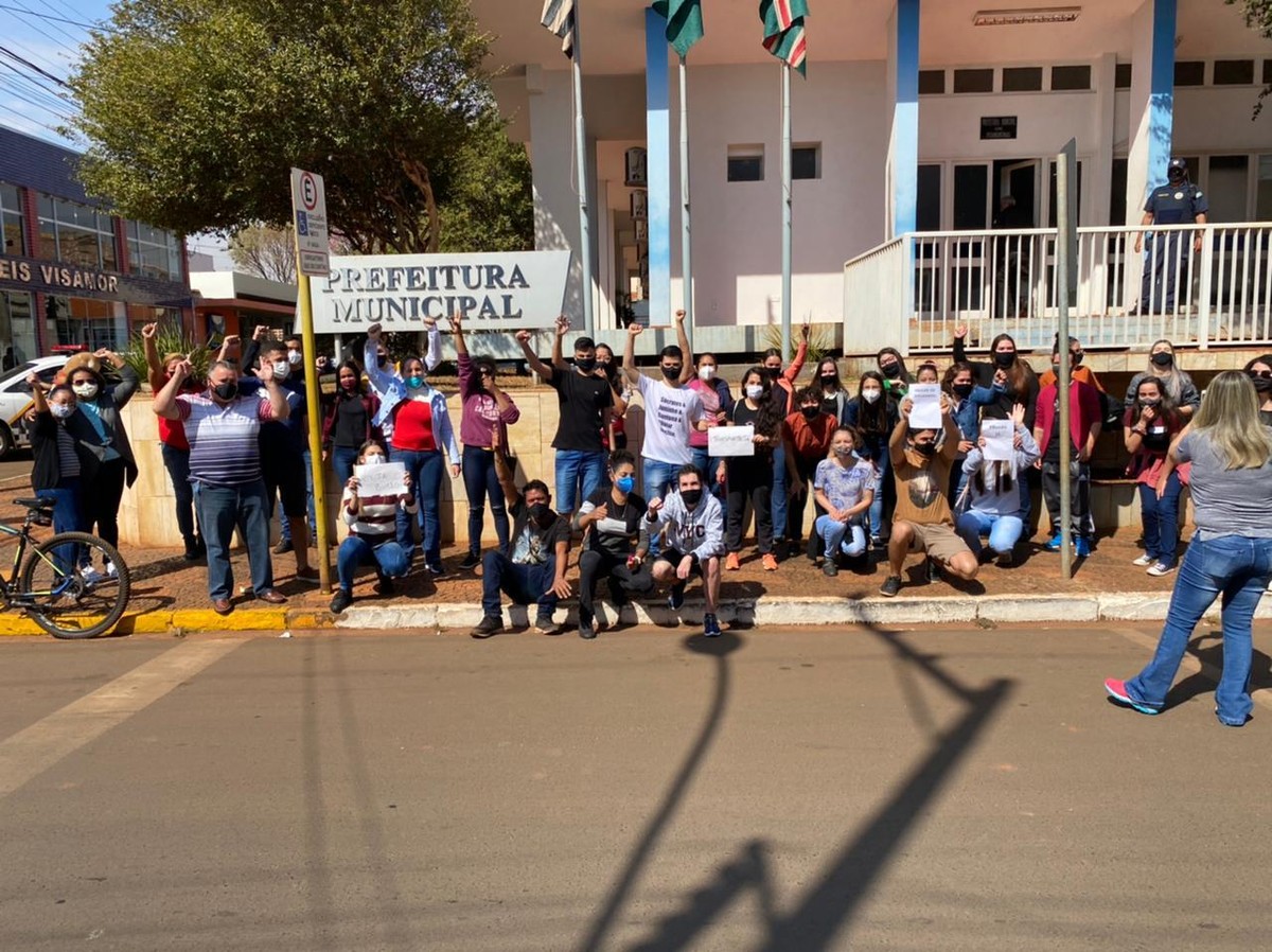 Estudantes de Pitangueiras, SP, fazem manifestação pela volta do transporte universitário ...