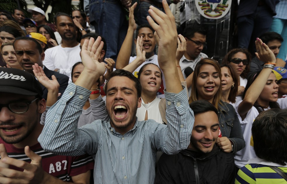 Manifestantes se posicionam a favor de Guaidó — Foto: Associated Press