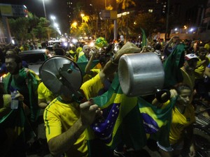 Protesto contra a nomeação de ex- presidente Lula como Ministro da Casa Civil ocupa a Avenida Boa Viagem, no Recife (Foto: Bobby Fabisak/JC Imagem/Estadão Conteúdo)