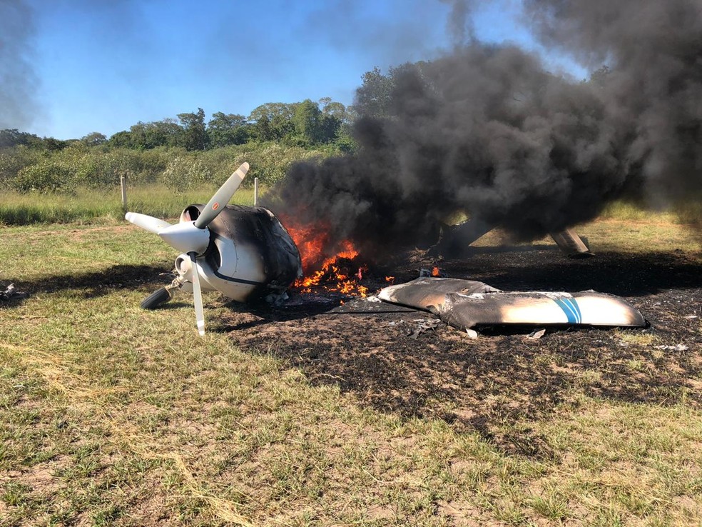 Avião é incendiado após interceptação da FAB — Foto: Ciopaer/MT