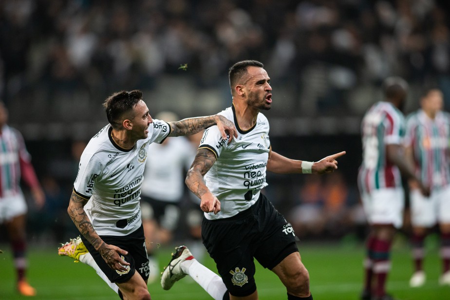 Renato Augusto comemora gol do Corinthians contra o Fluminense na semifinal da Copa do Brasil