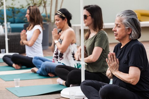 No início do dia, Kathy Lobos comandou uma aula de yoga