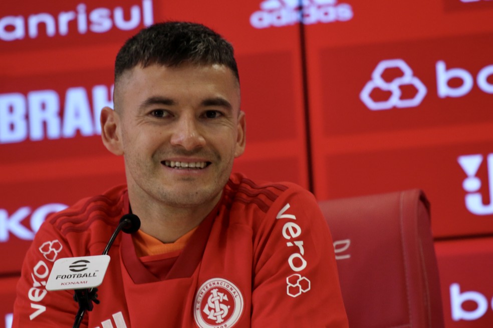 Ar&aacute;nguiz volta ao Inter ap&oacute;s oito anos &mdash; Foto: Tom&aacute;s Hammes