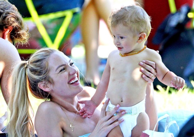 Candice Swanepoel e o filho, Anacã (Foto: The Grosby Group)